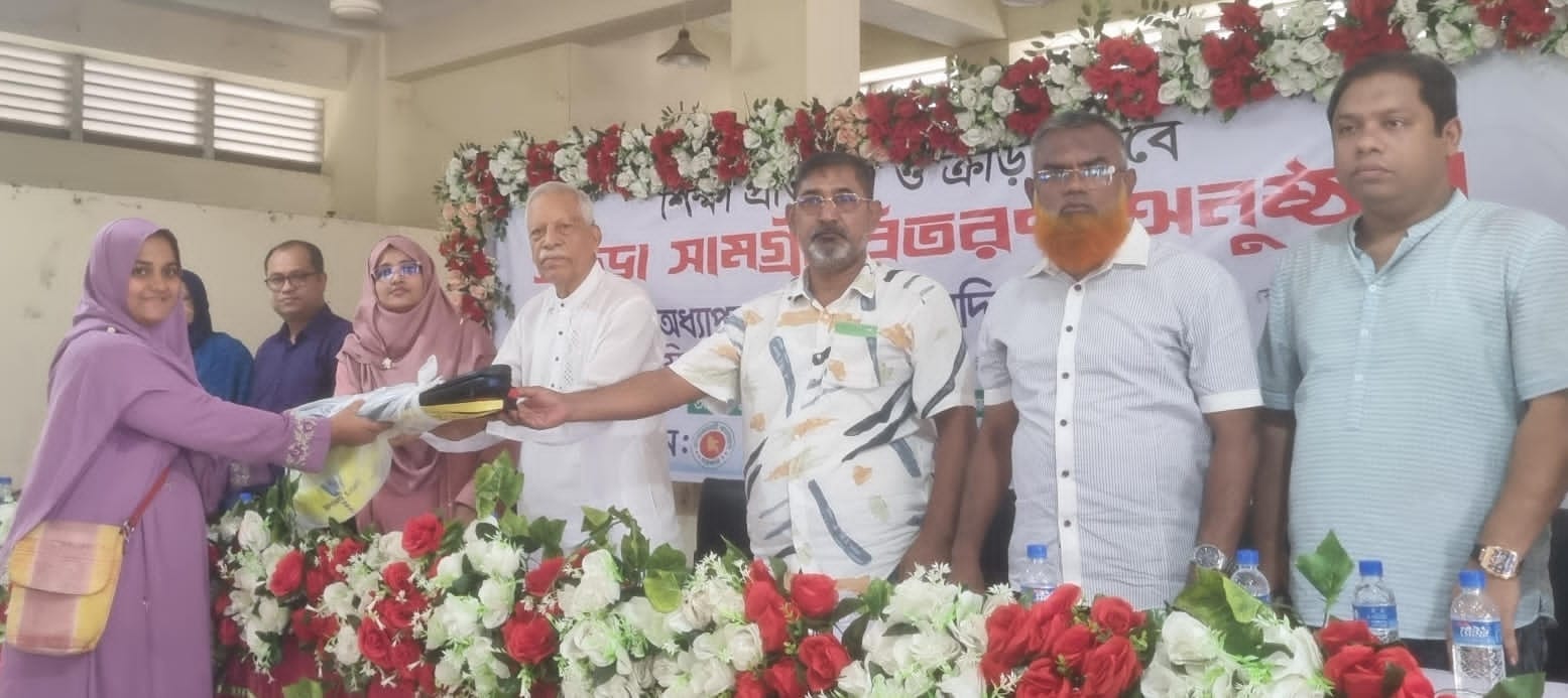 ফেনীর ৬৪ শিক্ষা প্রতিষ্ঠান ও ক্লাবে  ক্রীড়া সামগ্রী বিতরণ
