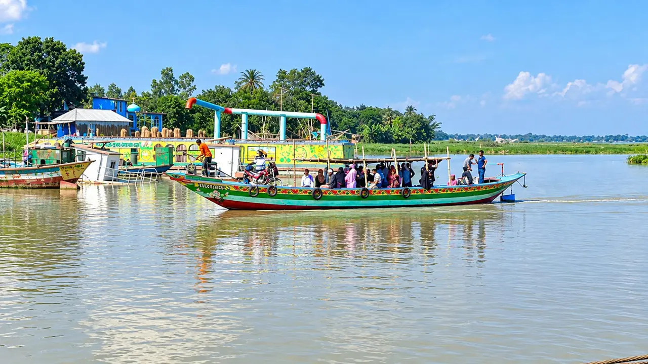 উত্তাল পদ্মায় দুই সপ্তাহ ধরে ফেরি চলাচল বন্ধ, ঝুঁকি নিয়ে ট্রলারে পারাপার