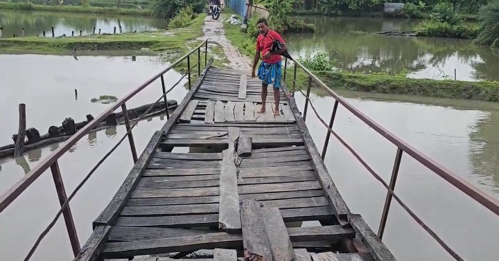 বাগেরহাটে নির্মাণকাজ বন্ধ, দুর্ভোগে দুই উপজেলার হাজারো মানুষ